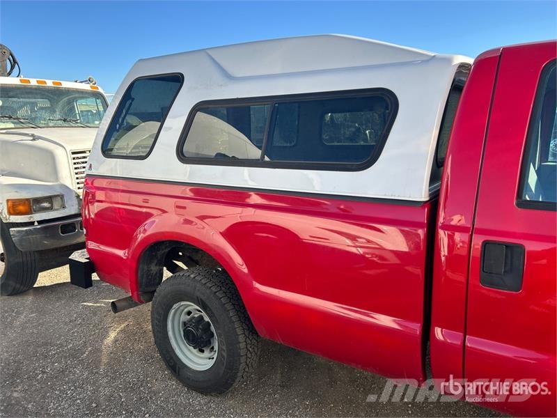 Ford F-350 4x2 Crew Cab Pickup Outros