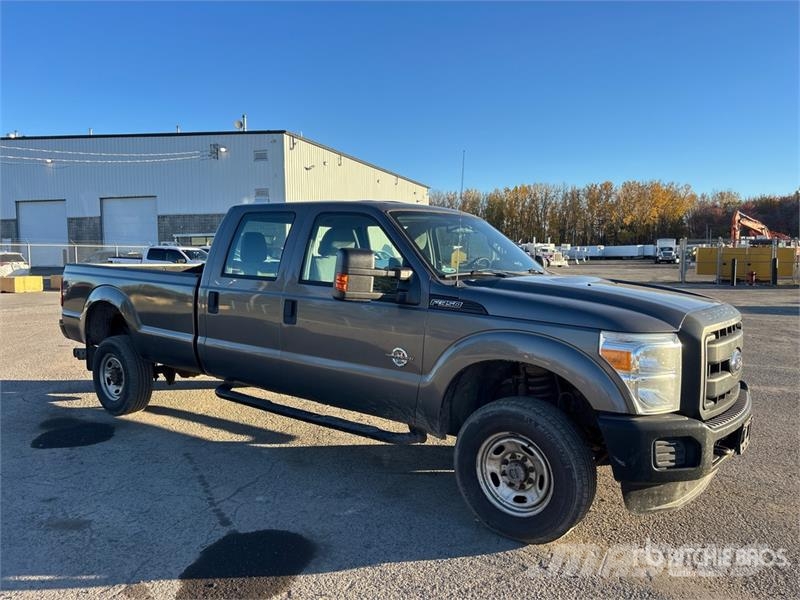 Ford F-350 4x4 Crew Cab Pickup Otras furgonetas