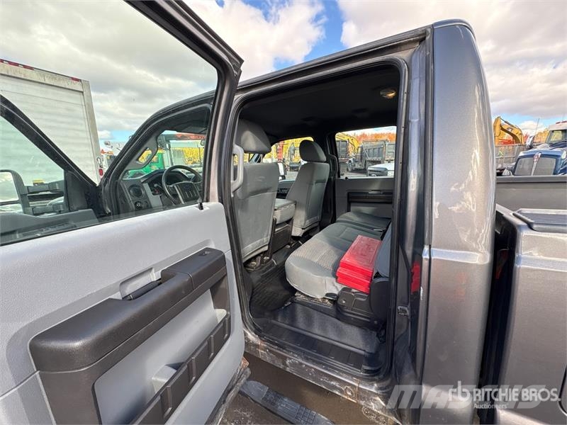 Ford F-350 4x4 Crew Cab Pickup Otras furgonetas