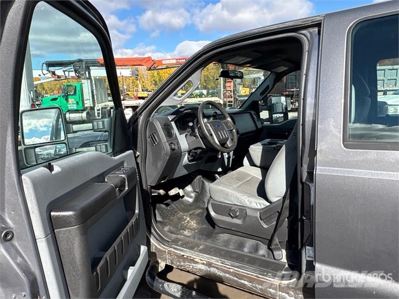 Ford F-350 4x4 Crew Cab Pickup Otras furgonetas