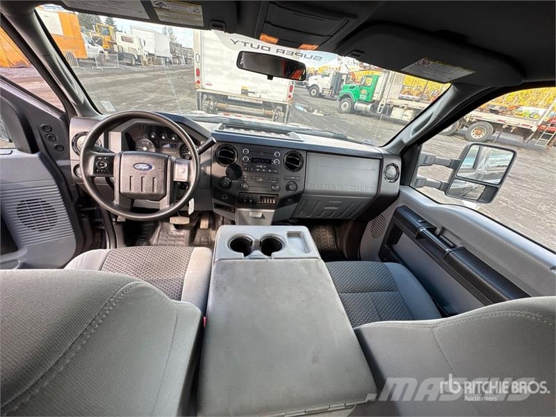 Ford F-350 4x4 Crew Cab Pickup Otras furgonetas
