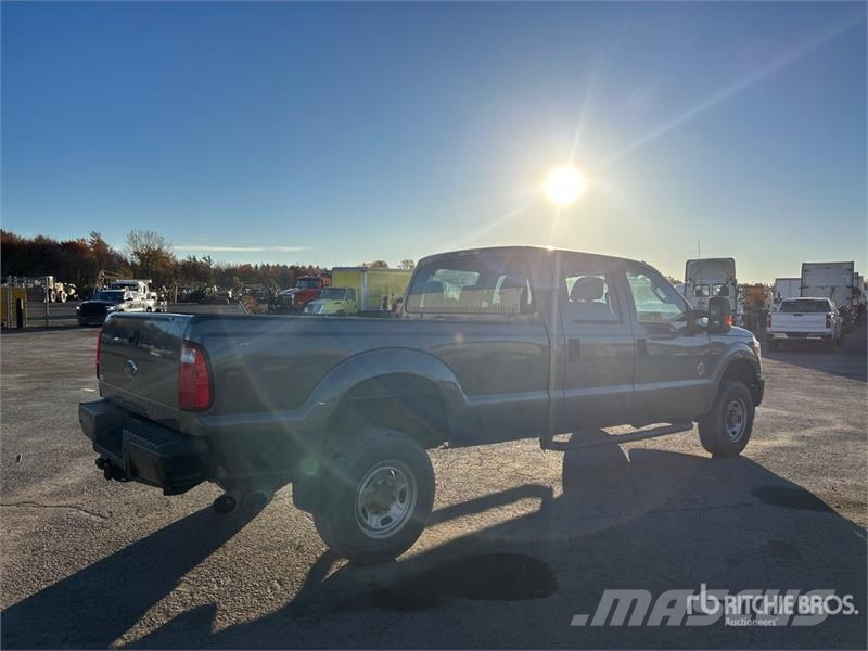 Ford F-350 4x4 Crew Cab Pickup Otras furgonetas