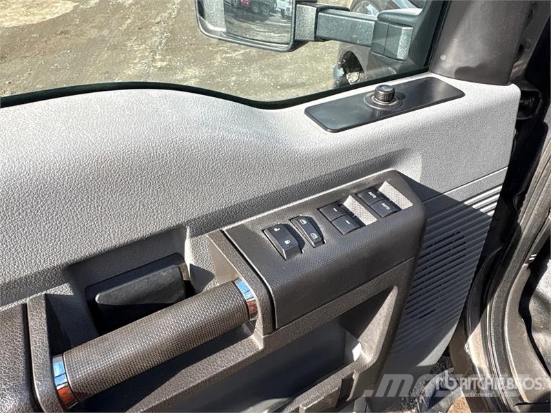 Ford F-350 4x4 Crew Cab Pickup Otras furgonetas
