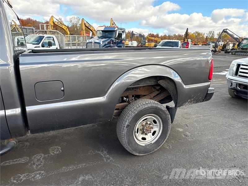Ford F-350 4x4 Crew Cab Pickup Otras furgonetas