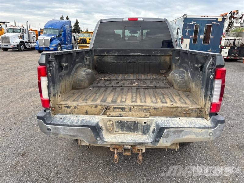 Ford F-350 Lariat 4x4 Crew Cab Pickup Ostalo