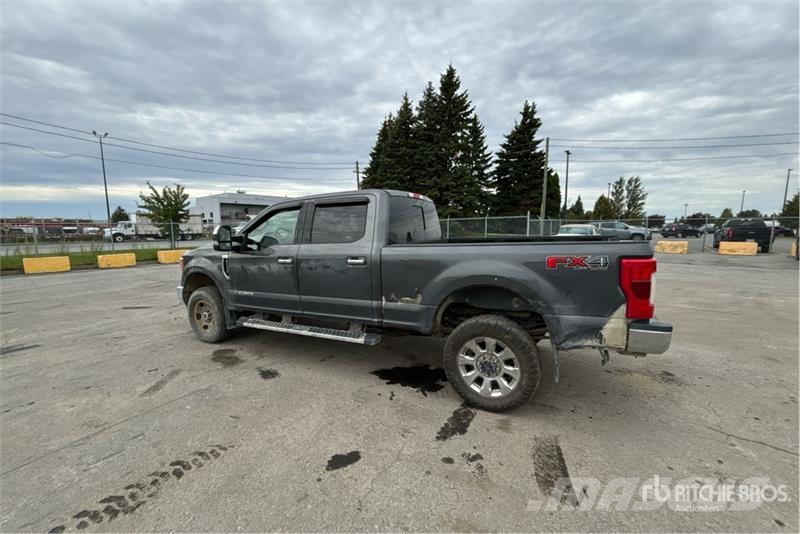 Ford F-350 Lariat 4x4 Crew Cab Pickup Ostalo