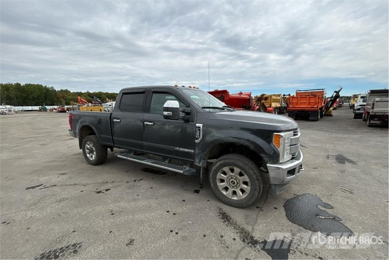 Ford F-350 Lariat 4x4 Crew Cab Pickup Ostalo
