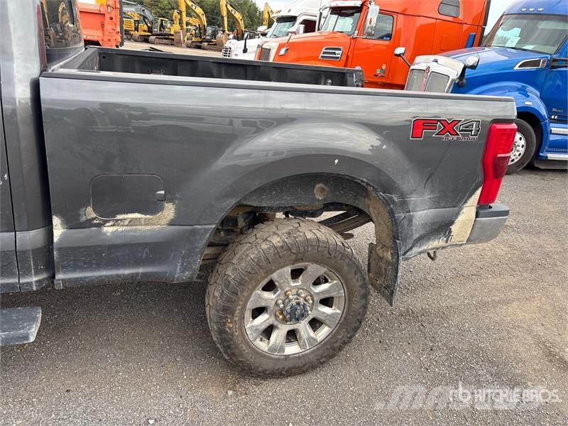 Ford F-350 Lariat 4x4 Crew Cab Pickup Ostalo