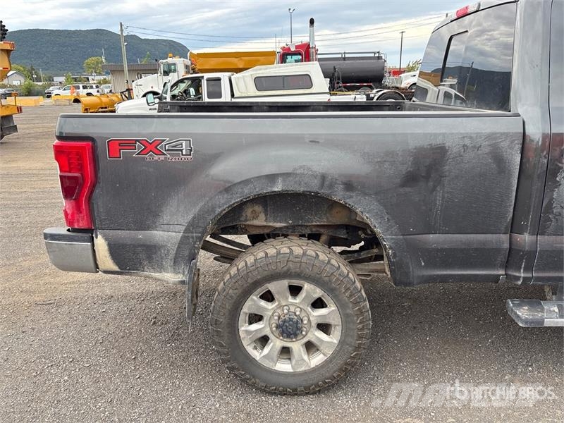 Ford F-350 Lariat 4x4 Crew Cab Pickup Ostalo