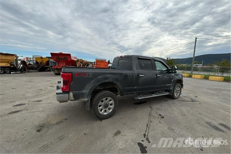 Ford F-350 Lariat 4x4 Crew Cab Pickup Ostalo