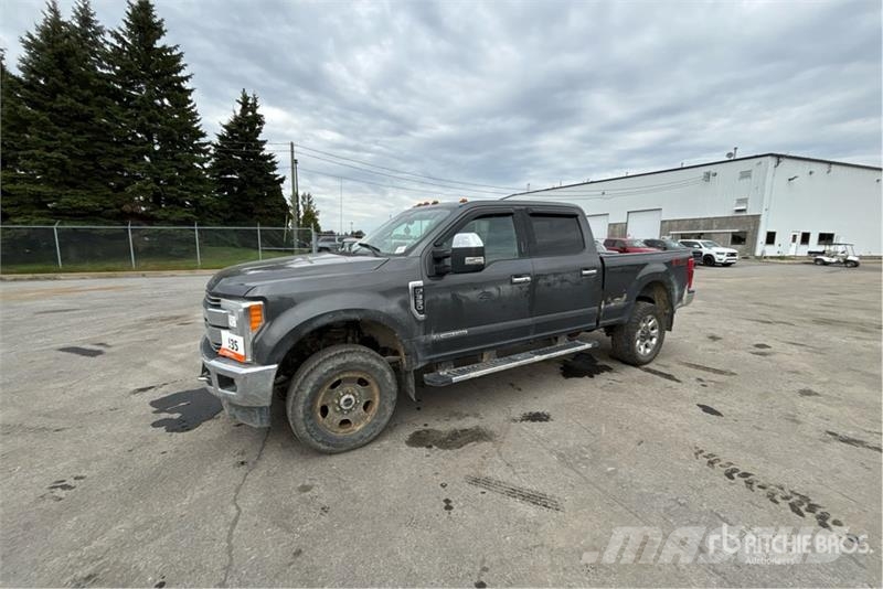 Ford F-350 Lariat 4x4 Crew Cab Pickup Ostalo