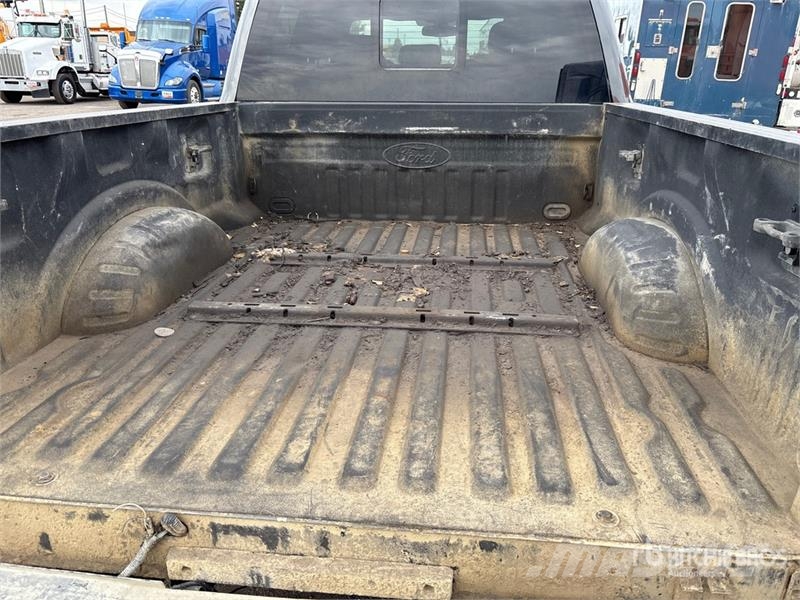Ford F-350 Lariat 4x4 Crew Cab Pickup Ostalo