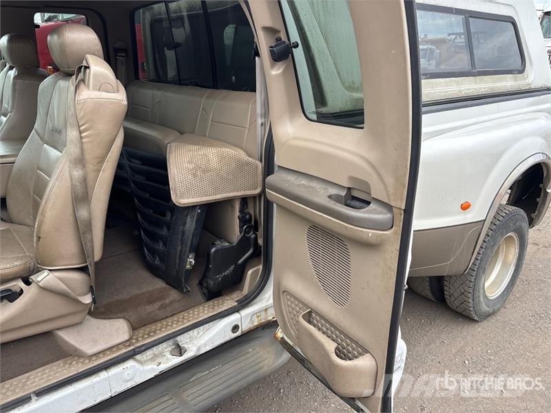 Ford F-350 SD Lariat 4x4 Extended Cab Pickup Muu