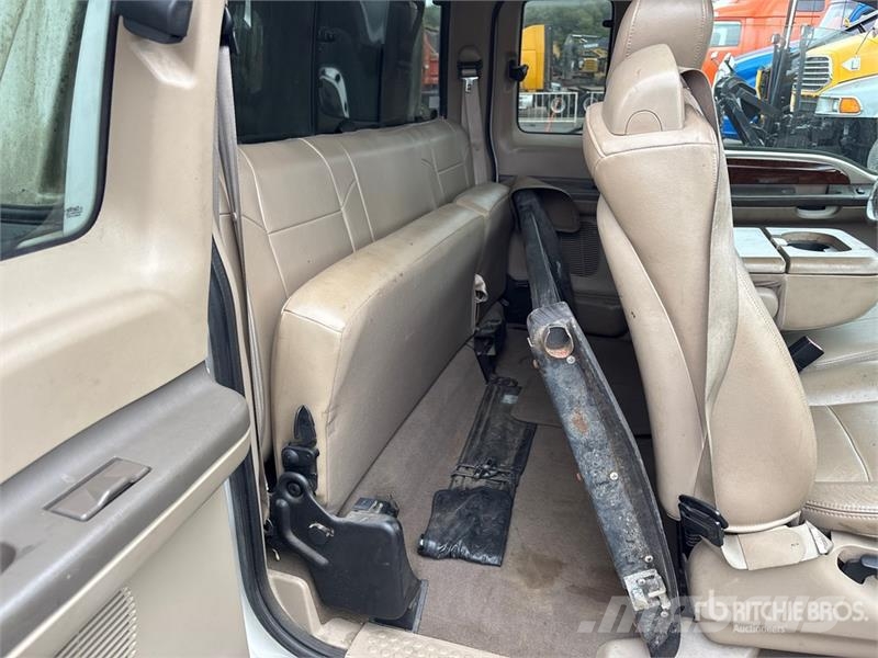 Ford F-350 SD Lariat 4x4 Extended Cab Pickup Muu