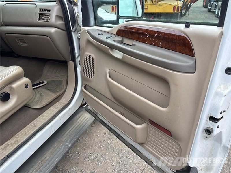 Ford F-350 SD Lariat 4x4 Extended Cab Pickup Muu