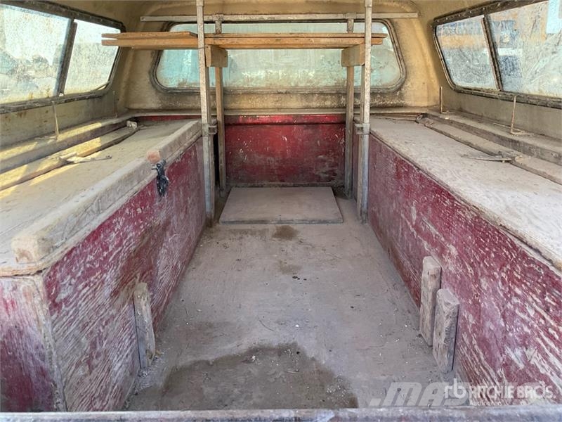 Ford F-350 XL 4x2 Crew Cab Pickup Outros