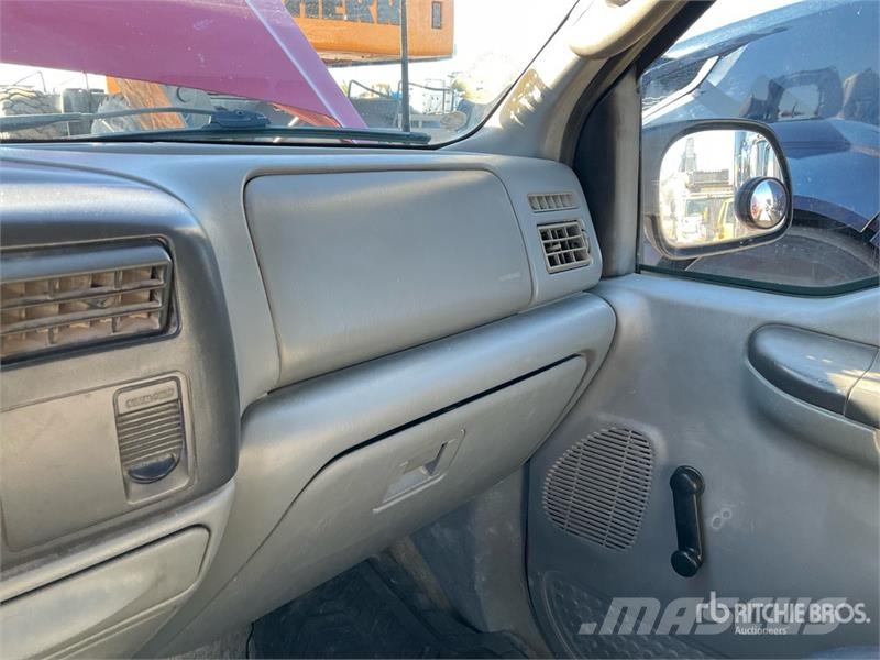 Ford F-350 XL 4x2 Crew Cab Pickup Outros