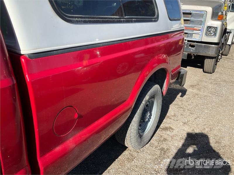 Ford F-350 XL 4x2 Crew Cab Pickup Outros