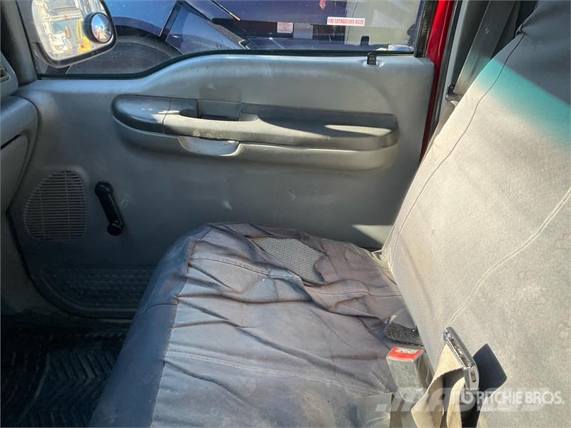Ford F-350 XL 4x2 Crew Cab Pickup Outros