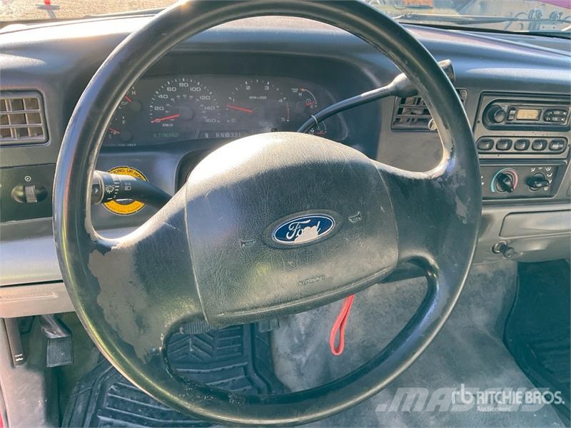 Ford F-350 XL 4x2 Crew Cab Pickup Outros