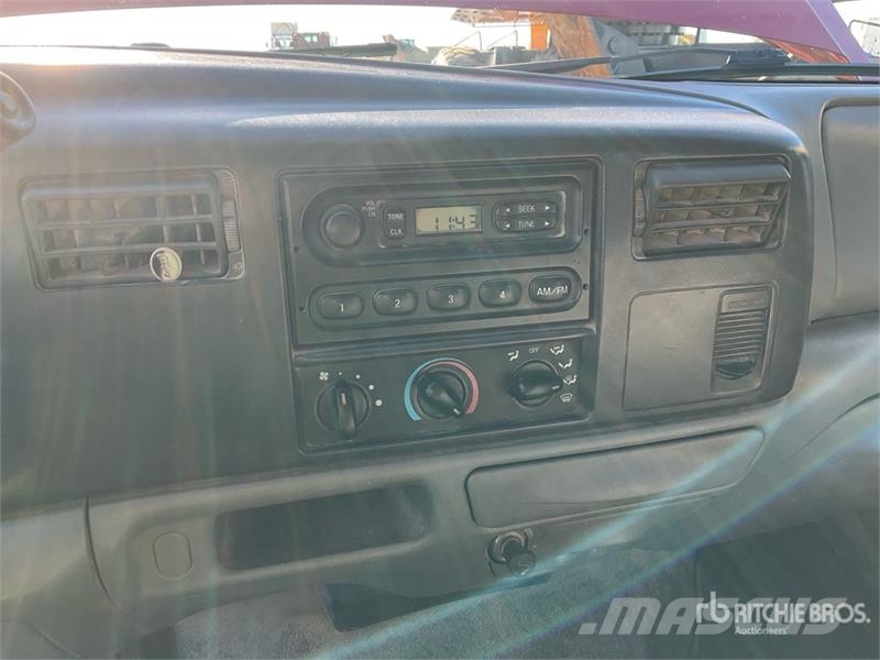 Ford F-350 XL 4x2 Crew Cab Pickup Outros