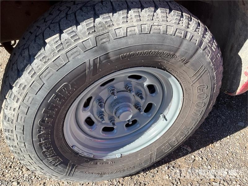 Ford F-350 XL 4x2 Crew Cab Pickup Outros