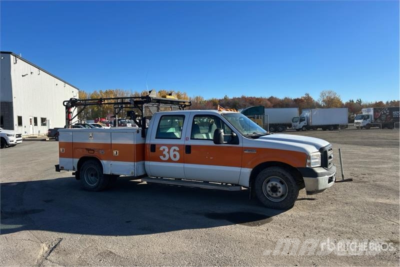 Ford F-350 XL 4x2 Crew Cab Service Truck Komunální / Multi-užitková vozidla