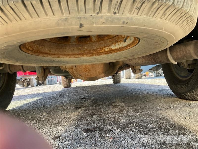 Ford F-350 XL 4x2 Crew Cab Pickup Outros