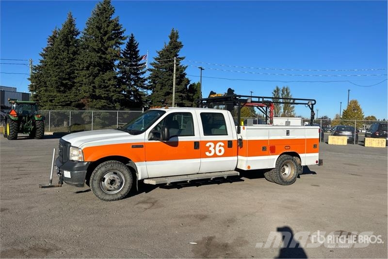 Ford F-350 XL 4x2 Crew Cab Service Truck Komunální / Multi-užitková vozidla