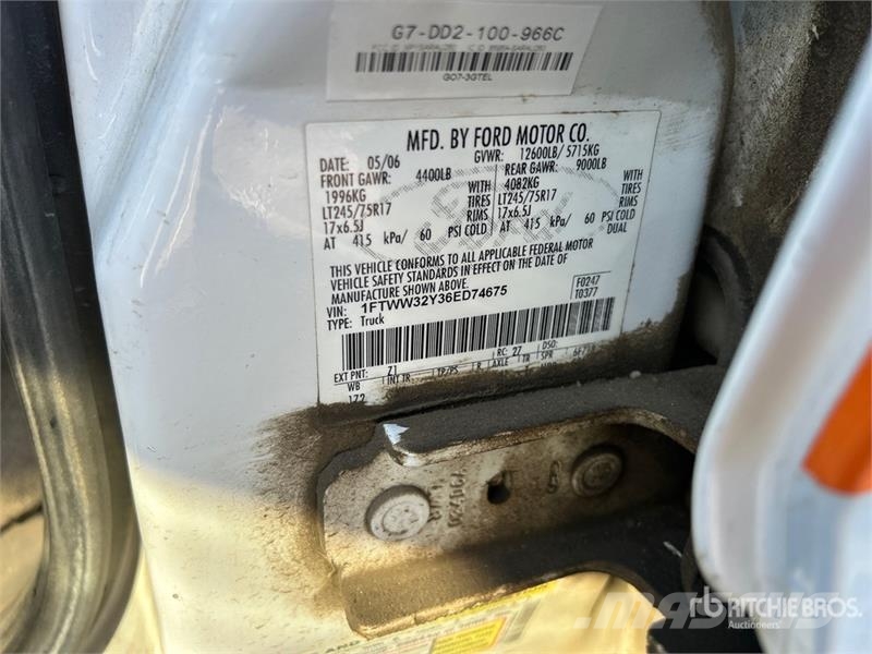 Ford F-350 XL 4x2 Crew Cab Service Truck Komunální / Multi-užitková vozidla