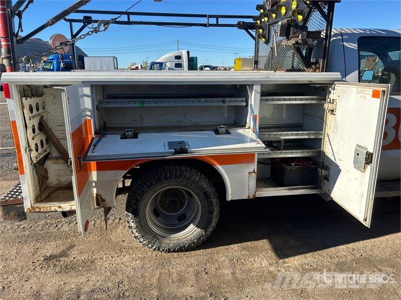 Ford F-350 XL 4x2 Crew Cab Service Truck Komunální / Multi-užitková vozidla