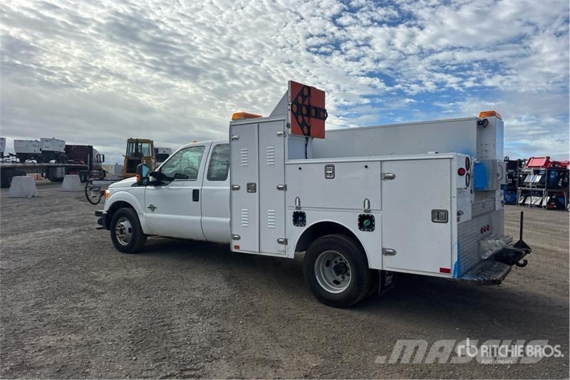 Ford F-350 XL 4x2 Extended Cab Utility Truck شاحنات خفيفة/مفصلية الجوانب