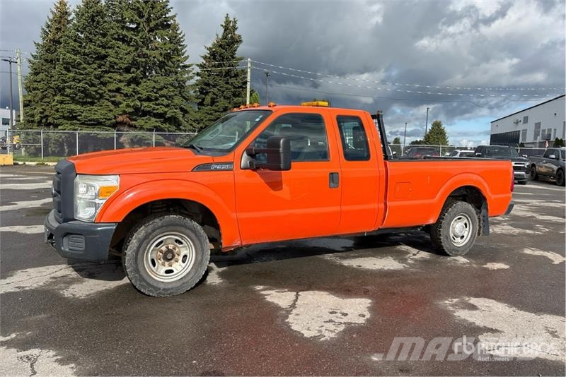 Ford F-350 XL 4x2 Extended Cab Pickup Ostalo