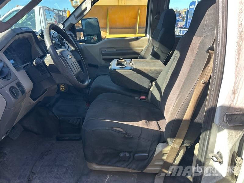 Ford F-350 XL 4x4 Crew Cab Pickup (Inoperable) Outros