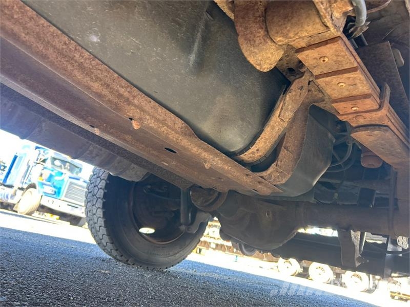 Ford F-350 XL 4x4 Crew Cab Pickup (Inoperable) Outros