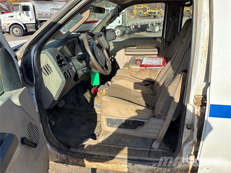 Ford F-350 XL 4x4 Crew Cab Pickup Inne