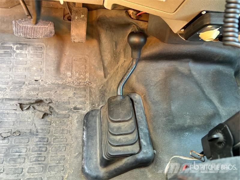 Ford F-350 XL 4x4 Crew Cab Pickup (Inoperable) Outros