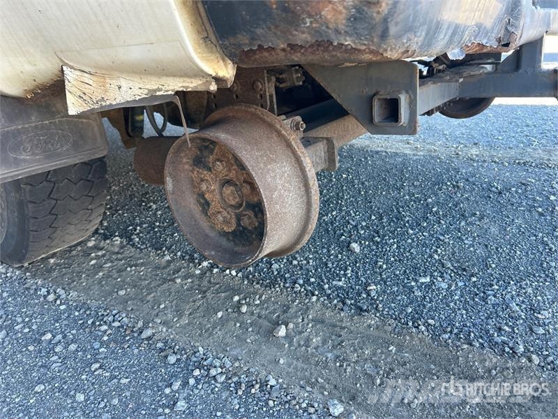Ford F-350 XL 4x4 Crew Cab Pickup (Inoperable) Outros