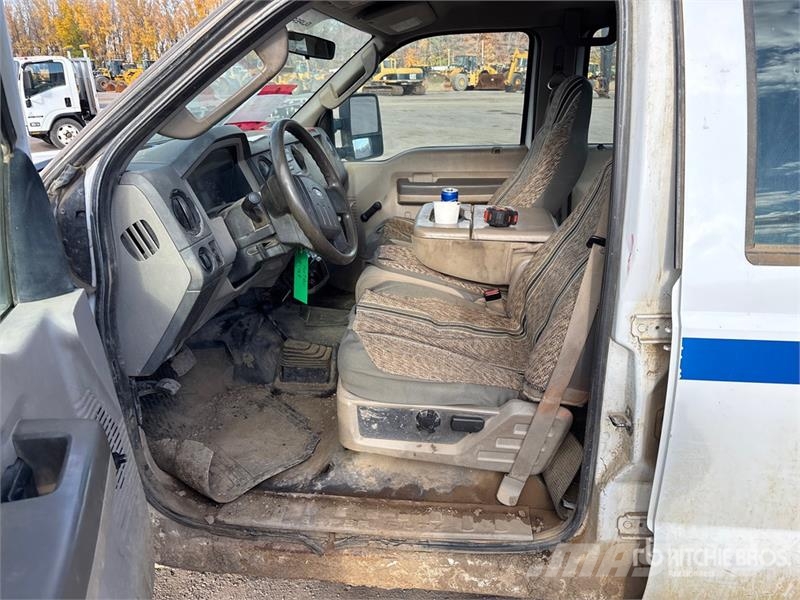 Ford F-350 XL 4x4 Crew Cab Pickup Inne
