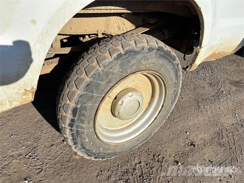 Ford F-350 XL 4x4 Crew Cab Pickup Inne