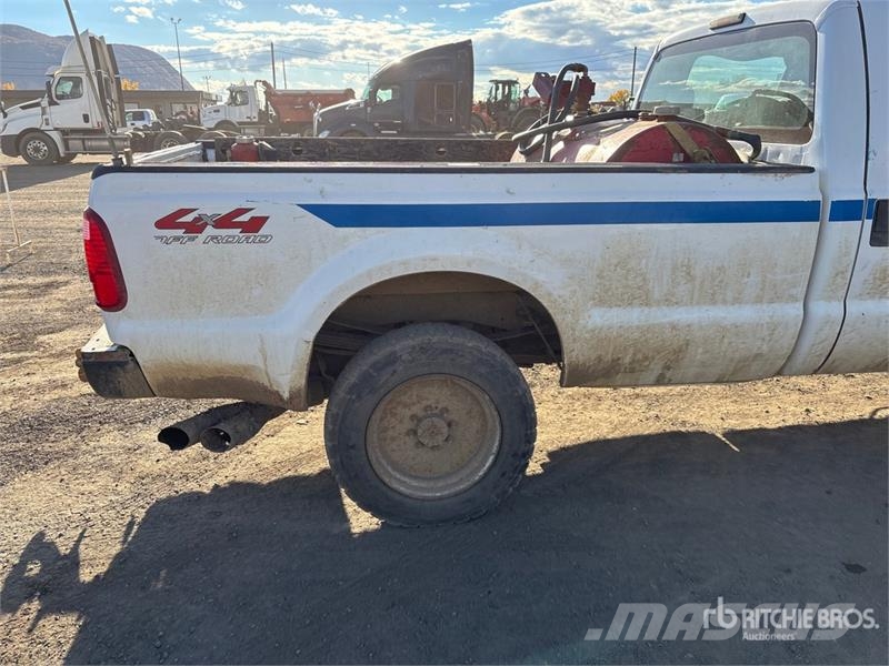Ford F-350 XL 4x4 Crew Cab Pickup Inne