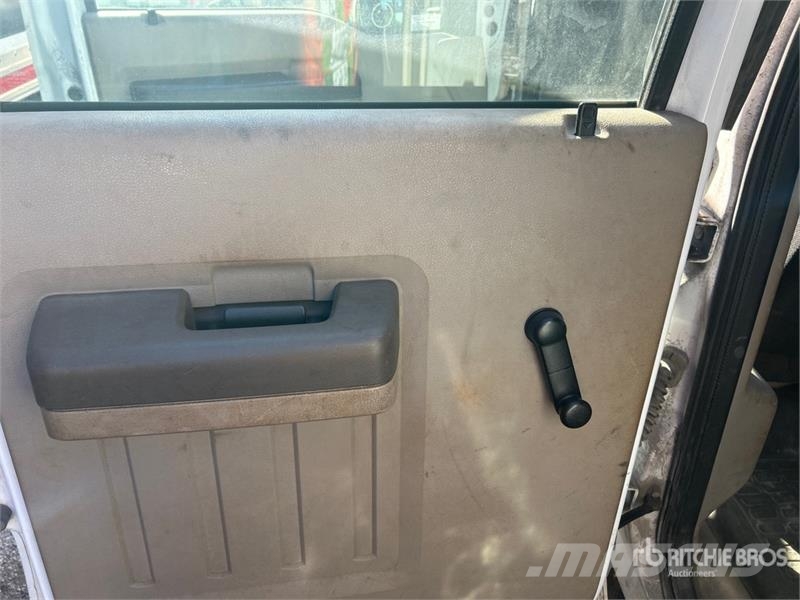 Ford F-350 XL 4x4 Crew Cab Pickup (Inoperable) Outros