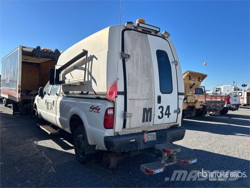 Ford F-350 XL 4x4 Crew Cab Pickup (Inoperable) Outros