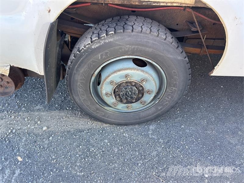 Ford F-350 XL 4x4 Crew Cab Pickup (Inoperable) Outros