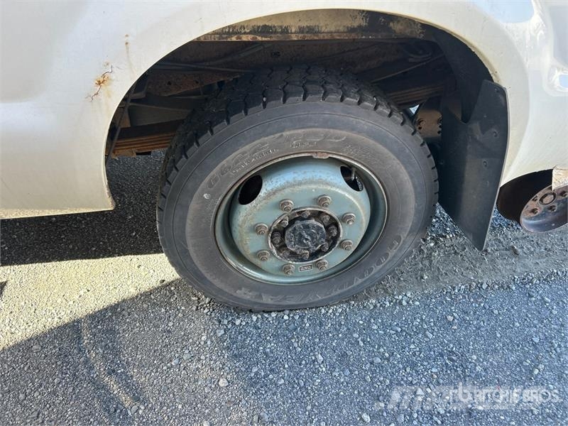 Ford F-350 XL 4x4 Crew Cab Pickup (Inoperable) Outros