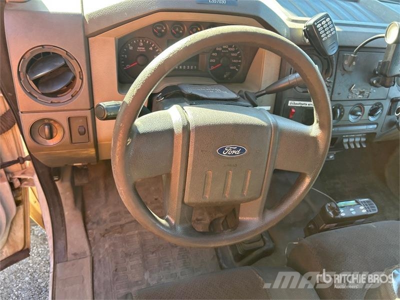 Ford F-350 XL 4x4 Crew Cab Pickup (Inoperable) Outros