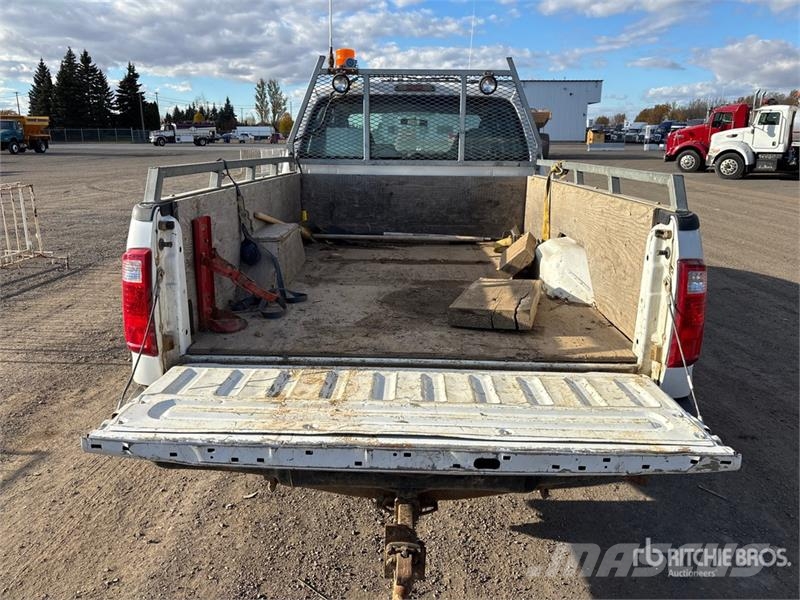 Ford F-350 XL 4x4 Crew Cab Pickup Inne