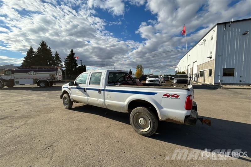 Ford F-350 XL 4x4 Crew Cab Pickup Inne
