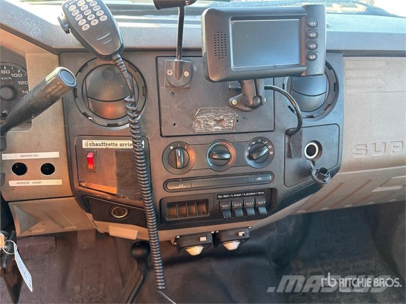 Ford F-350 XL 4x4 Crew Cab Pickup (Inoperable) Outros