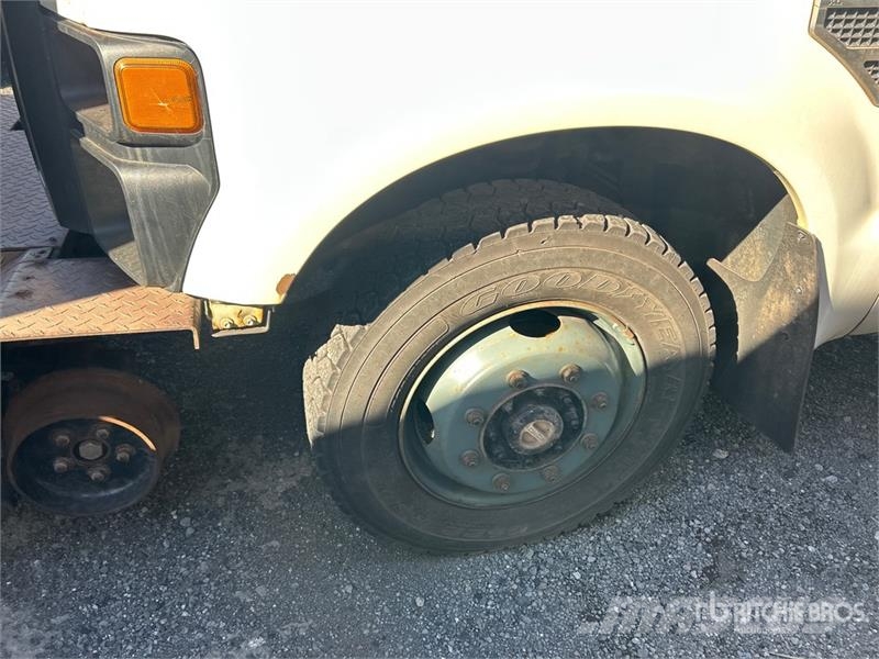 Ford F-350 XL 4x4 Crew Cab Pickup (Inoperable) Outros